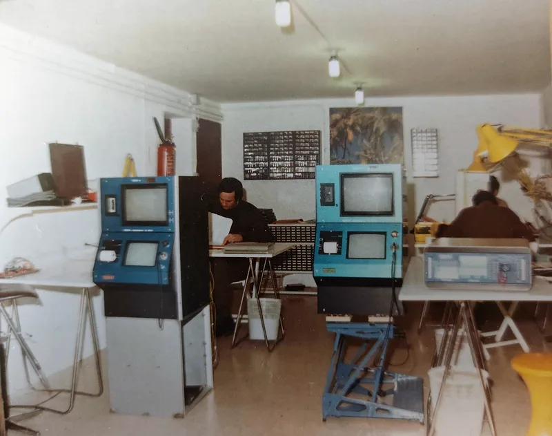 ETEP's first workshop in a garage in Toulon: two blue hydrophone acquisition units, Jean-Patrick Caille at a desk and a person at a workbench