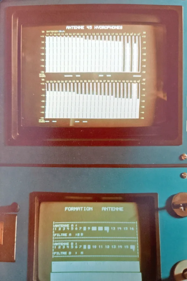 Screens of an ETEP hydrophone acquisition unit: bar graphs of the levels of a 45-hydrophone array, and below, the selection of hydrophones and filters for arrays A and B